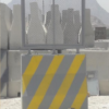 حواجز خرسانية مع السياج